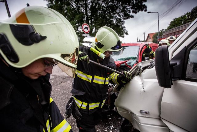 Dopravní nehoda dodávky a osobního automobilu u Nového Města nad Metují | foto: HZS Královéhradeckého kraje