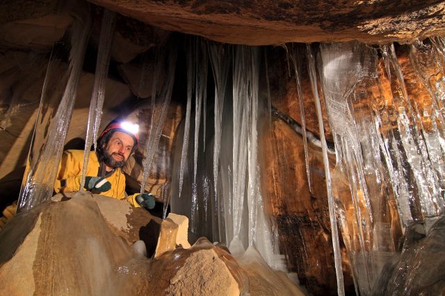 Teplická jeskyně - V zimním období je interiér četných částí pseudokrasového podzemí zdobeno pestrou ledovou výzdobou | foto: ZO ČSS 5-03 Broumov