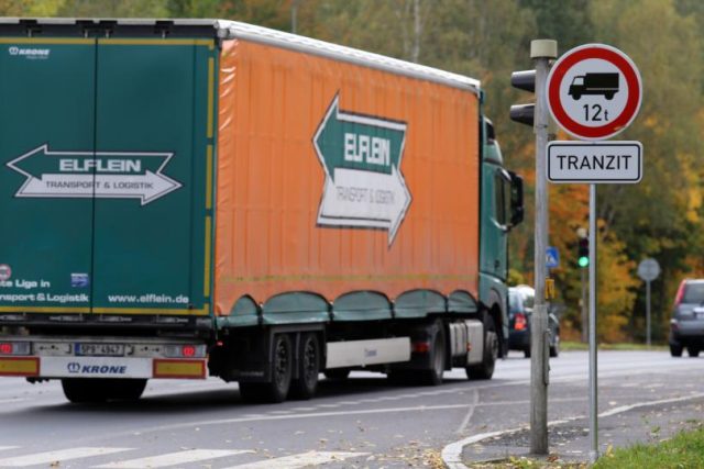 Zákaz průjezdu kamionů,  značka zakazující tranzit vozidlům těžším 12 tun  (ilustrační foto) | foto: Martin Stolař / MAFRA / Profimedia