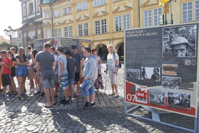 Na Valdštejnově náměstí v Jičíně se zabydlela výstava Komunismus a jeho epocha | foto: Vladislava Wildová,  Český rozhlas