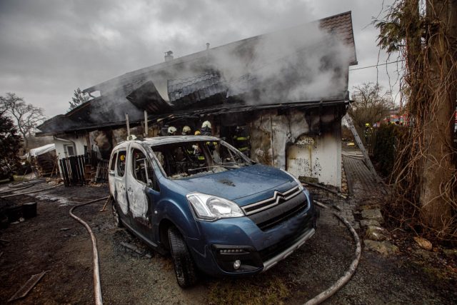 Sedm jednotek hasičů likvidovalo požár rodinného domu v Jasenné na Náchodsku | foto: HZS Královéhradeckého kraje