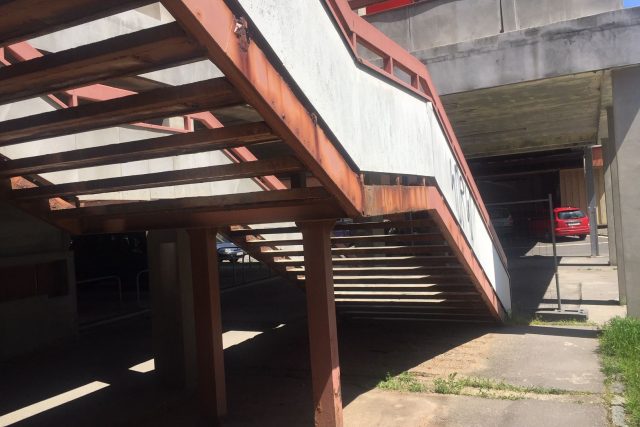 Hradec Králové musel kvůli havarijnímu stavu uzavřít čtyři schodiště na Benešově třídě | foto: Václav Pilný,  Český rozhlas