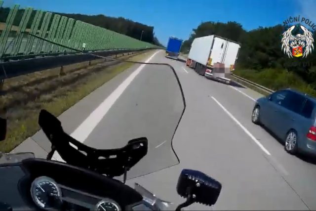 Nedovolené předjíždění kamionů na dálnici D11 zaznamenala kamera z policejní helmy | foto: Policie České republiky