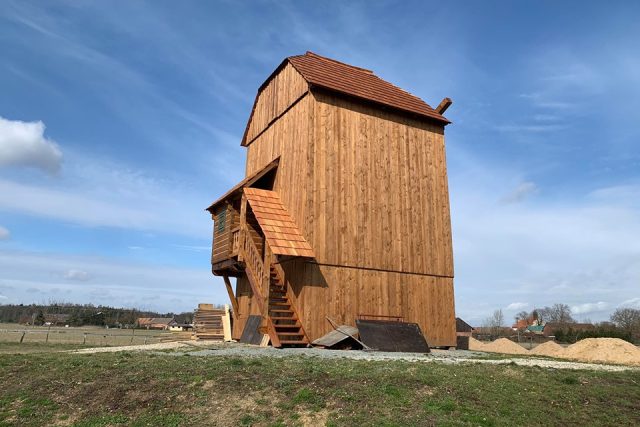 Podorlický skanzen v Krňovicích na Královéhradecku zdobí nová dřevěná stavba větrného mlýna | foto: Jana Házová,  Český rozhlas