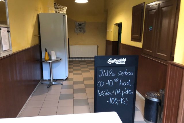 Restaurace,  bary a kavárny zůstávají uzavřené,  někde vydávají jídlo okénkem | foto: Kateřina Kohoutová,  Český rozhlas