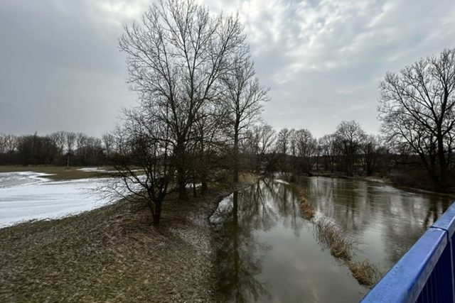 Jedno z nejčastěji zaplavovaných míst v kraji je mezi Třebechovicemi a Krňovicemi | foto: Adéla Kavříková,  Český rozhlas