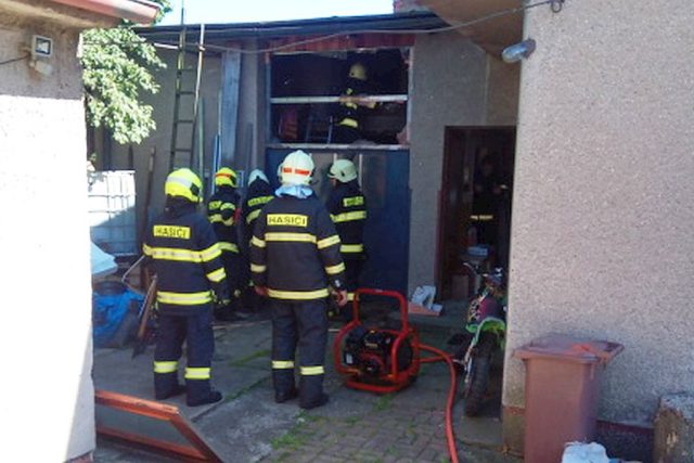 Požár přístavby rodinného domu v Kostelci nad Orlicí | foto: HZS Královéhradeckého kraje