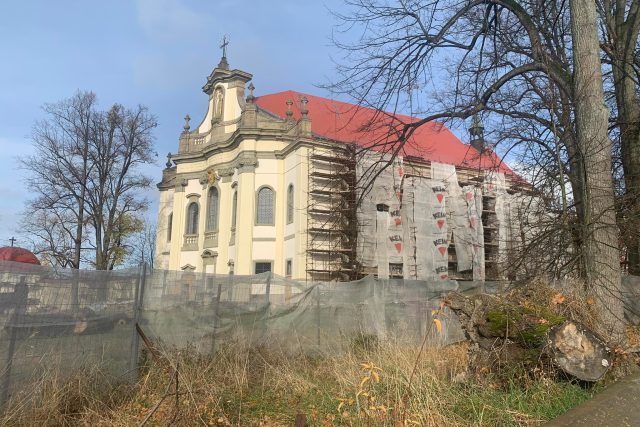 Kostel Nejsvětější Trojice v Rychnově nad Kněžnou je kvůli opravám uzavřený | foto: Jana Házová,  Český rozhlas