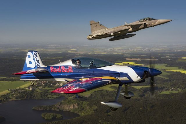 Gripen a The Flying Bulls Aerobatics Team | foto: Dan Vojtěch