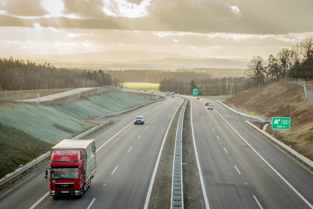 Úsek dálnice D11 od Trutnova k polským hranicím získal pravomocné územní rozhodnutí  (ilustrační foto) | foto: Petr Lundák,  MAFRA / Profimedia