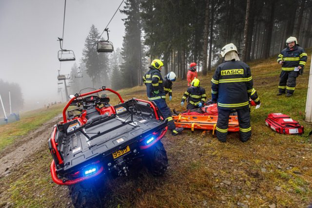 Při cvičení záchranáři z lanovky v Deštném v Orlických horách evakuovali a ošetřili desítky lidí | foto: HZS Královéhradeckého kraje