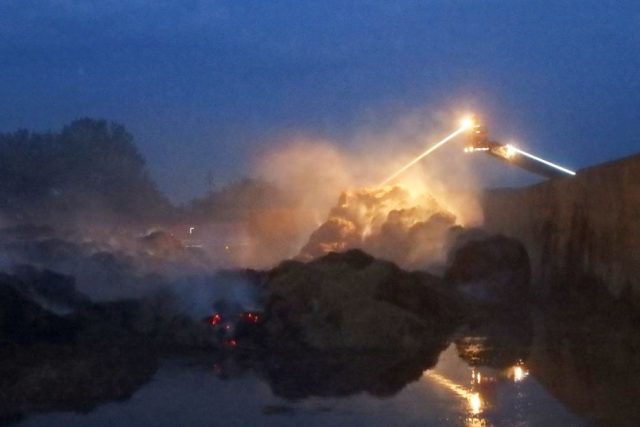 Požár stohu slámy v Obědovicích | foto: HZS Královéhradeckého kraje