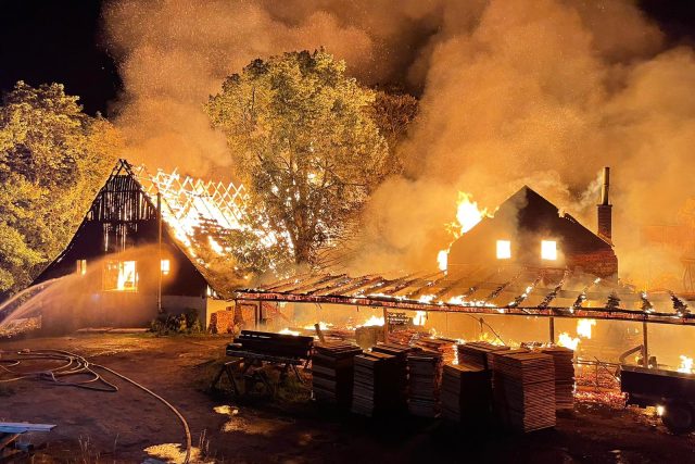 Požár pily v Rokytnici v Orlických horách způsobil podle předběžného odhadu milionové škody | foto: HZS Královéhradeckého kraje