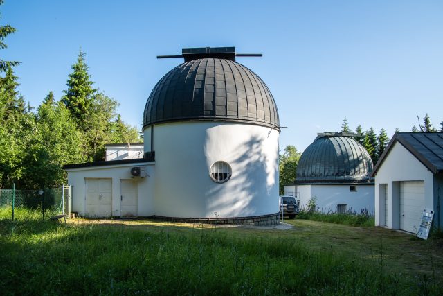 Observatoř na Kleti přední kopule ukrývá dalekohled KLENOT,  díky němu snad nedopadneme jako dinosauři | foto: Michal Okleštěk,  Český rozhlas Brno