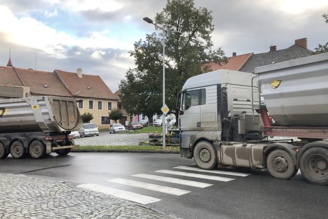 Kamiony projíždí městem  (ilustrační foto) | foto: Josef Kopecký,  Český rozhlas