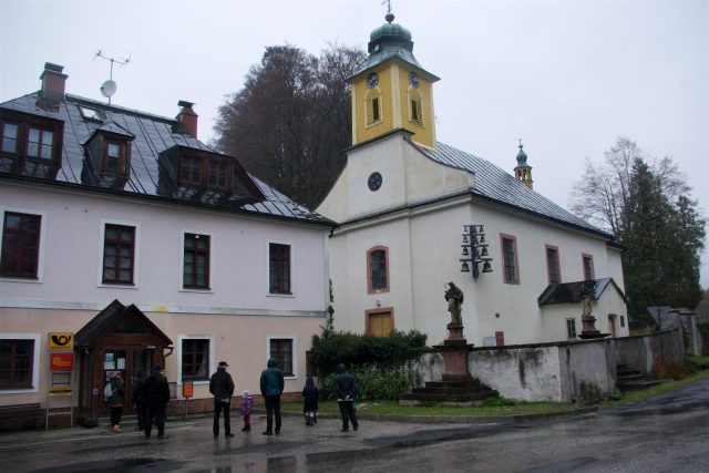 Bývalá fara a kostel sv. Josefa v centru  Dolního Dvora | foto: Vladislava Wildová,  Český rozhlas