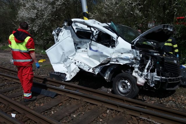 Tragicky skončil střet vlaku s dodávkou v Kostelci nad Orlicí | foto: HZS Královéhradeckého kraje