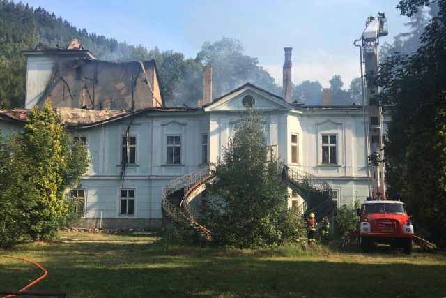 Hasiči dostali požár opuštěného barokního zámku v Horním Maršově pod kontrolu | foto: Václav Plecháček,  Český rozhlas