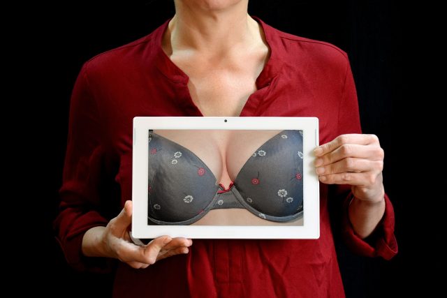 Ženy by si měly aspoň jednou měsíčně udělat samovyšetření obou prsů  (ilustrační foto) | foto: Fotobanka Pixabay