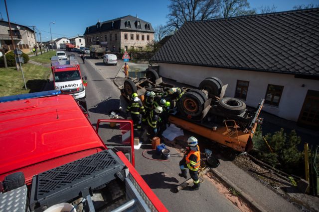 Cisterna s vodou se v Bohuslavicích při nehodě převrátila na střechu | foto: HZS Královéhradeckého kraje
