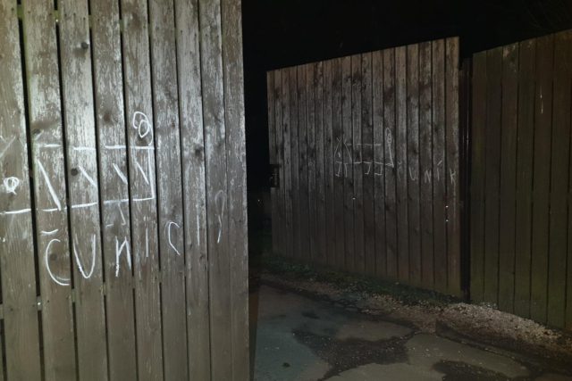 Pomalovaná policejní vrata v Hořicích. Seniorka tím patrně &quot;poděkovala&quot; za odvoz na záchytku | foto: Policie České republiky