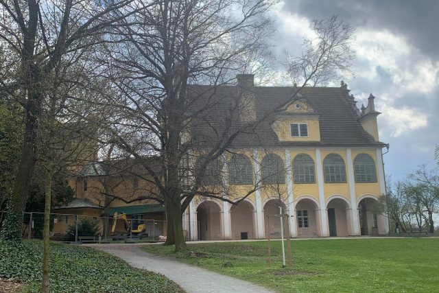 Chátrající renesanční letohrádek v opočenském zámeckém parku se dočká obnovy | foto: Jana Házová,  Český rozhlas