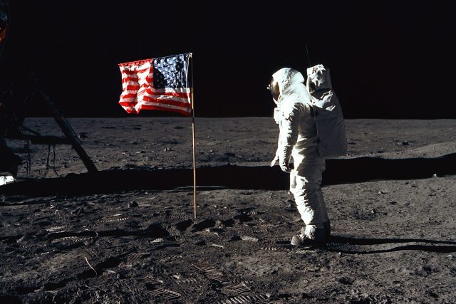 Mise Apollo 11: Astronaut Buzz Aldrin u americké vlajky na Měsíci | foto: Fotobanka Unsplash,  NASA,  Licence Unsplash