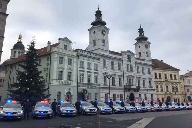Policisté v Královéhradeckém kraji převzali do užívání 23 nových aut | foto: Policie České republiky