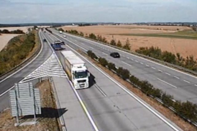Odbočovací manévr vyústil v dopravní nehodu na dálnici D11 | foto: Policie České republiky