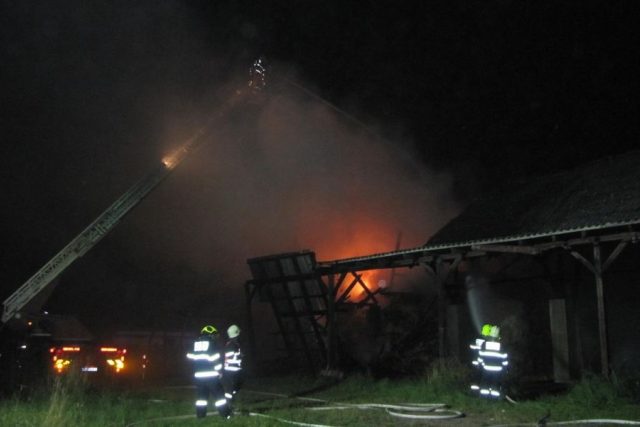 Celkem pět jednotek hasičů zasahovalo u nočního požáru skladovací haly v Žernově na Náchodsku | foto: HZS Královéhradeckého kraje