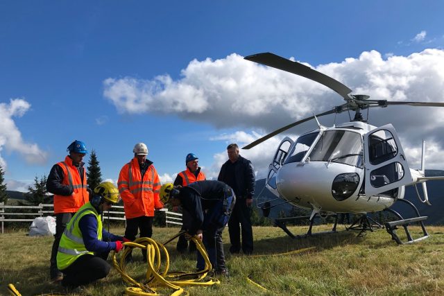 Bánští záchranáři a dělníci pracují na zajištění propadu ústí komínu na Medvědíně v Krkonoších | foto: Kateřina Kohoutová,  Český rozhlas