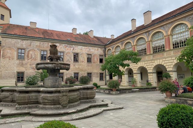 Majitelé zámku v Častolovicích chtějí nechat opravit vzácné fresky na budovách kolem nádvoří | foto: Jana Házová,  Český rozhlas