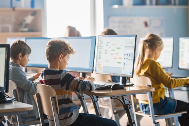 Při sedu je páteř nejvíc zatížena  (ilustrační foto) | foto: Shutterstock