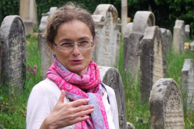 Terezie Dubinová při komentované prohlídce na židovském hřbitově v Hořicích | foto: Archiv T. Dubinové