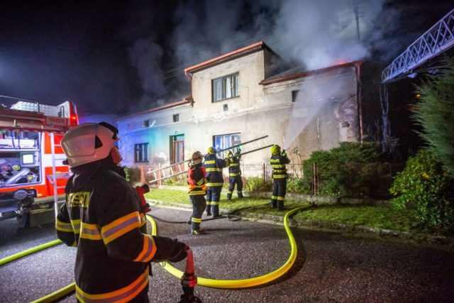 Tři lidé byli zraněni při požáru rodinného domu v Náchodě v části Staré Město nad Metují | foto: HZS Královéhradeckého kraje