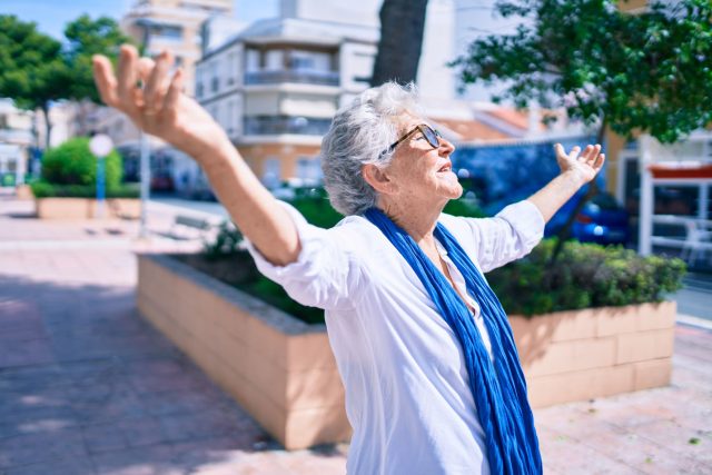 Starší žena si užívá slunce | foto: Shutterstock