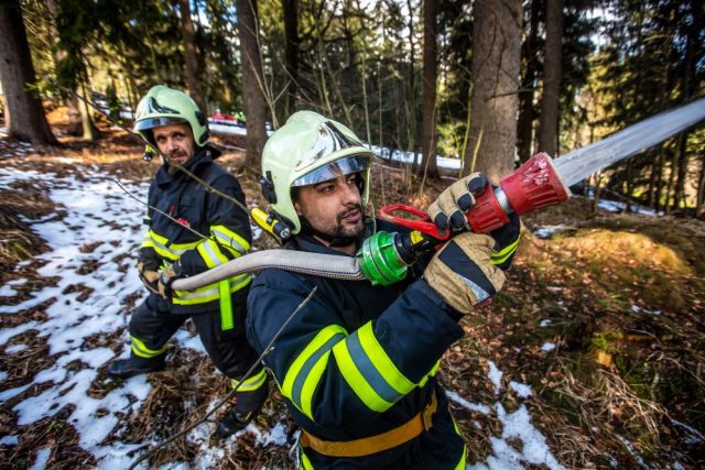 Hasiči zkouší nový přetlakový ventil,  který jim umožní napojit se na horách při hašení požáru na systém zasněžování | foto: HZS Královéhradeckého kraje