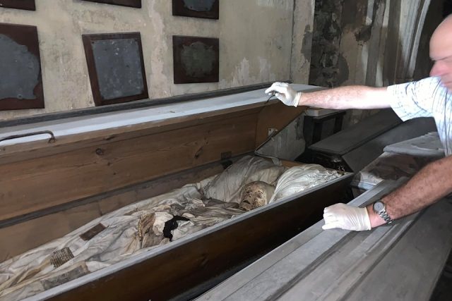 V kryptě kostela svatého Mikuláše v Jaroměři jsou uložené zachovalé mumie měšťanů z 18. století | foto: Jana Házová,  Český rozhlas