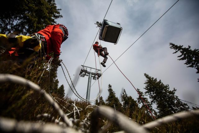 Čeští a polští hasiči cvičili a záchranáři záchranu osob z lanovky na Sněžku | foto: HZS Královéhradeckého kraje