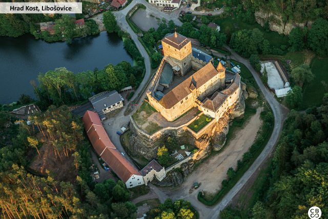 Oblíbená legenda praví,  že hrad Kost dostal jméno v dobách,  kdy jej obléhal Jan Žižka a po neúspěšném dobývání prohlásil,  že je pevný jako kost a ta prý patří psu | foto: Společnost CBS Nakladatelství s. r. o.