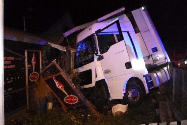 Na silnici č. 11 v Třebechovicích pod Orebem části Nepasice havaroval krátce po 4. hodině ranní kamion s návěsem | foto: HZS Královéhradeckého kraje