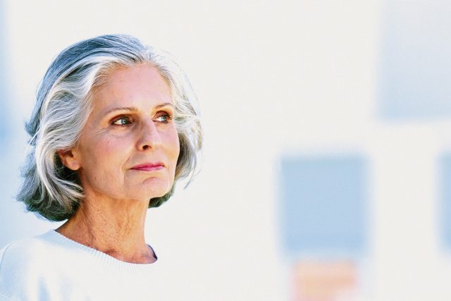 Měly by si stárnoucí ženy barvit vlasy nebo nechat vyniknout šediny? | foto: Profimedia