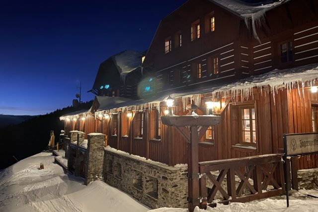 Zimní večer na chatě Dvoračky | foto: Alena Zárybnická,  Český rozhlas