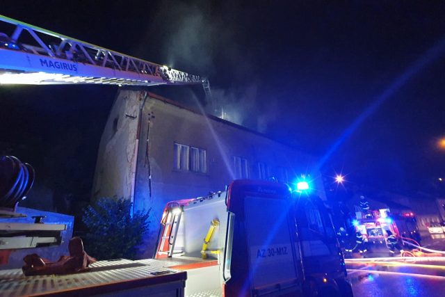 Požár bytového domu v Úpici | foto: HZS Královéhradeckého kraje