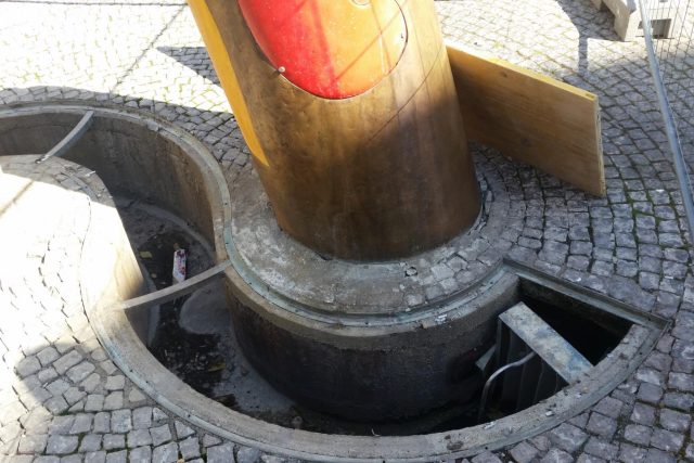 Odcizení roštů u fontány na Baťkově náměstí v Hradci Králové | foto: Policie ČR