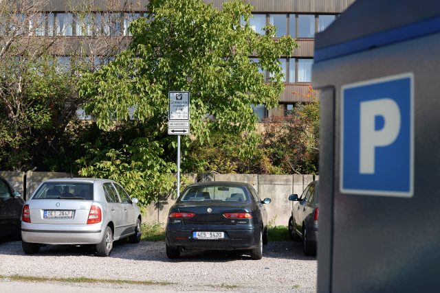 Parkovací plocha bude podstatně větší a zpevněná  (ilustrační foto) | foto: Honza Ptáček,  Český rozhlas Pardubice