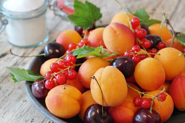 Letní ovoce - třešně,  meruňky,  rybíz | foto: Fotobanka Pixabay