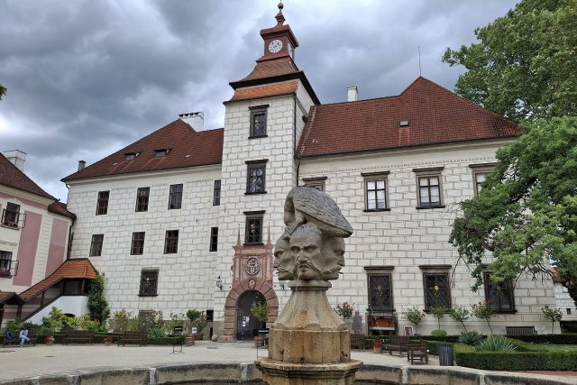 Kašnu na nádvoří třeboňského zámku zdobí schwarzenberský erbovní znak odkazující na porážku tureckých vojsk | foto: Zdeněk Zajíček,  Český rozhlas