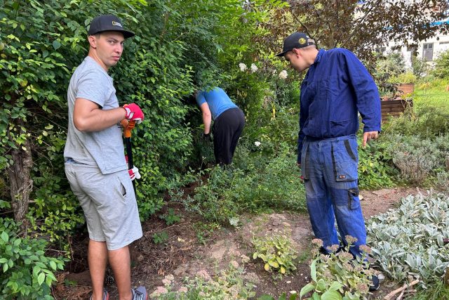 Klienti vrchlabské diakonie v terapeutické zahradě | foto: Kateřina Kohoutová,  Český rozhlas