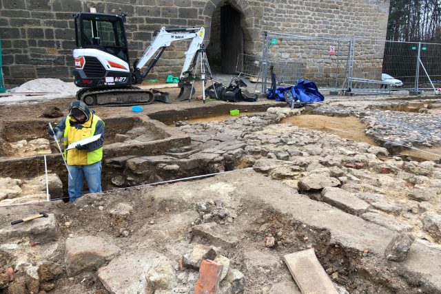 Překvapení připravil archeologům hrad Kost. Našli zbytky věže,  která má pocházet ze 13. století | foto: Kateřina Kohoutová,  Český rozhlas